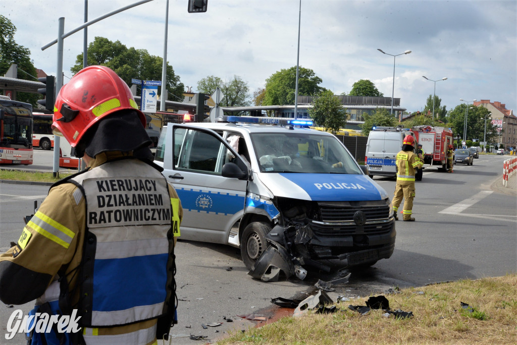 Tarnowskie Góry. Zderzenie BMW z radiowozem