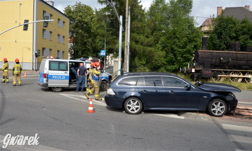 Tarnowskie Góry. Zderzenie BMW z radiowozem