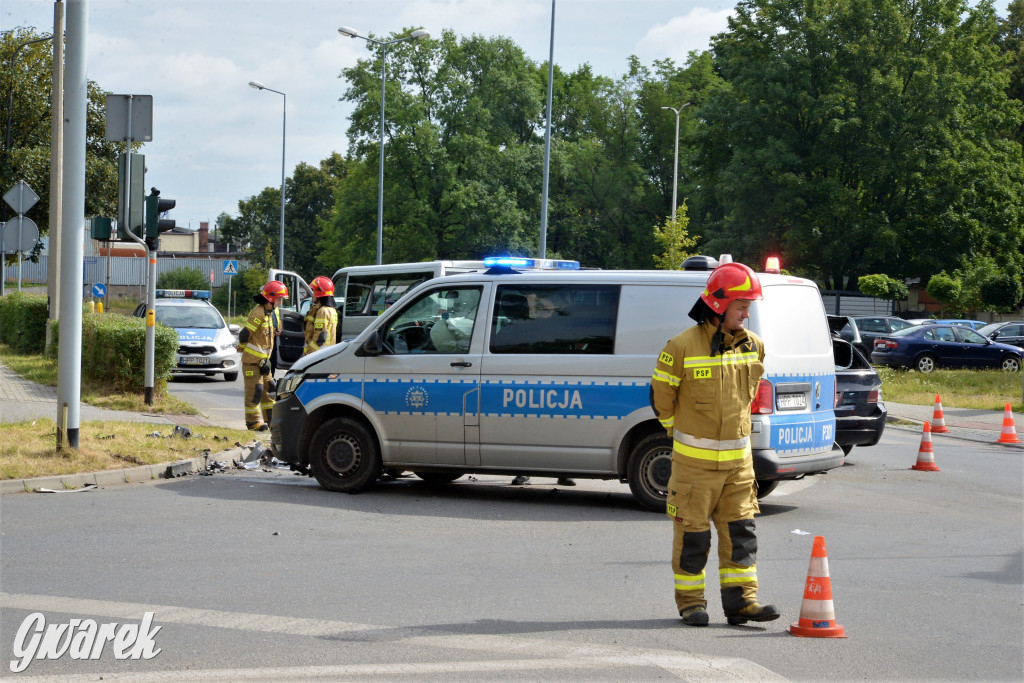 Tarnowskie Góry. Zderzenie BMW z radiowozem