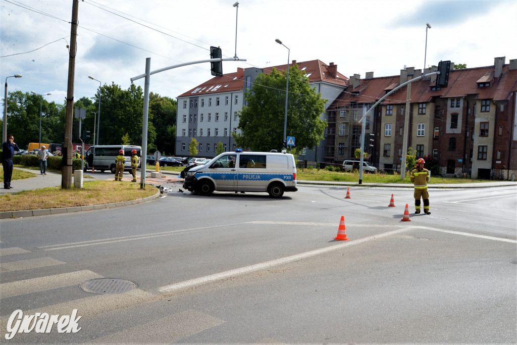 Tarnowskie Góry. Zderzenie BMW z radiowozem