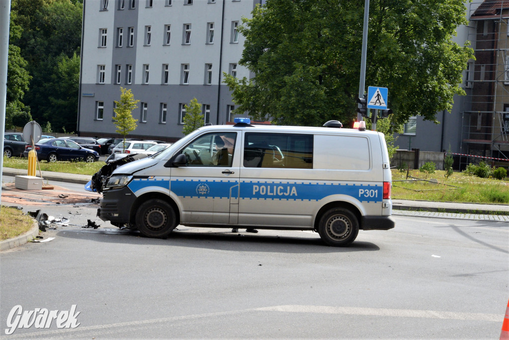 Tarnowskie Góry. Zderzenie BMW z radiowozem
