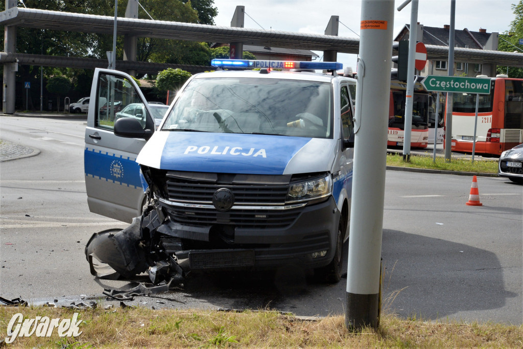 Tarnowskie Góry. Zderzenie BMW z radiowozem