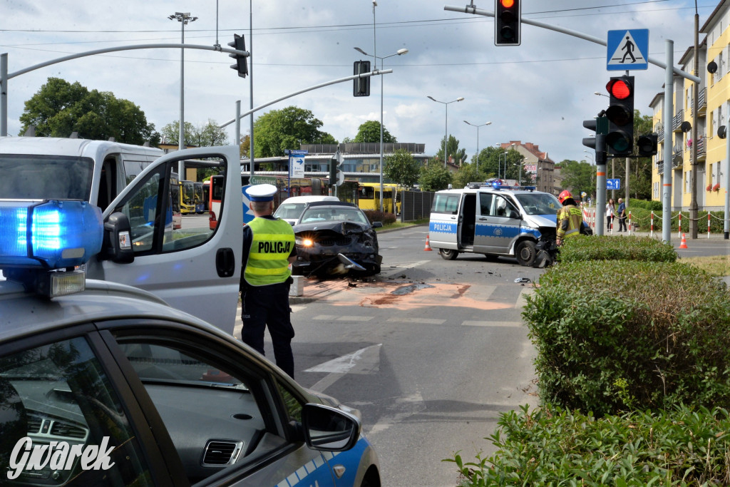 Tarnowskie Góry. Zderzenie BMW z radiowozem