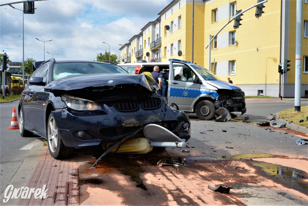 Tarnowskie Góry. Zderzenie BMW z radiowozem