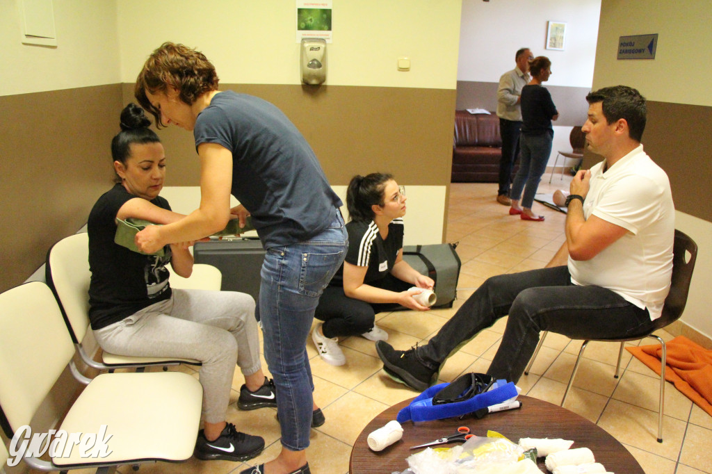 Staza taktyczna i folia stretch do apteczki