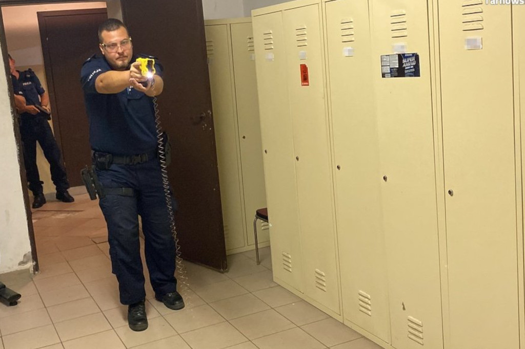 Policjanci po szkoleniu. Mogą używać paralizatorów