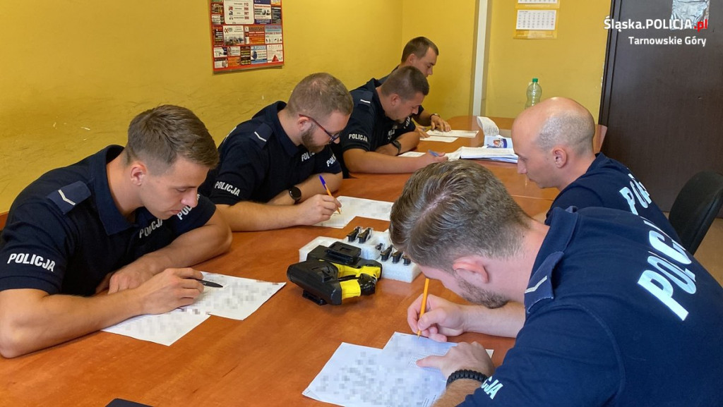 Policjanci po szkoleniu. Mogą używać paralizatorów
