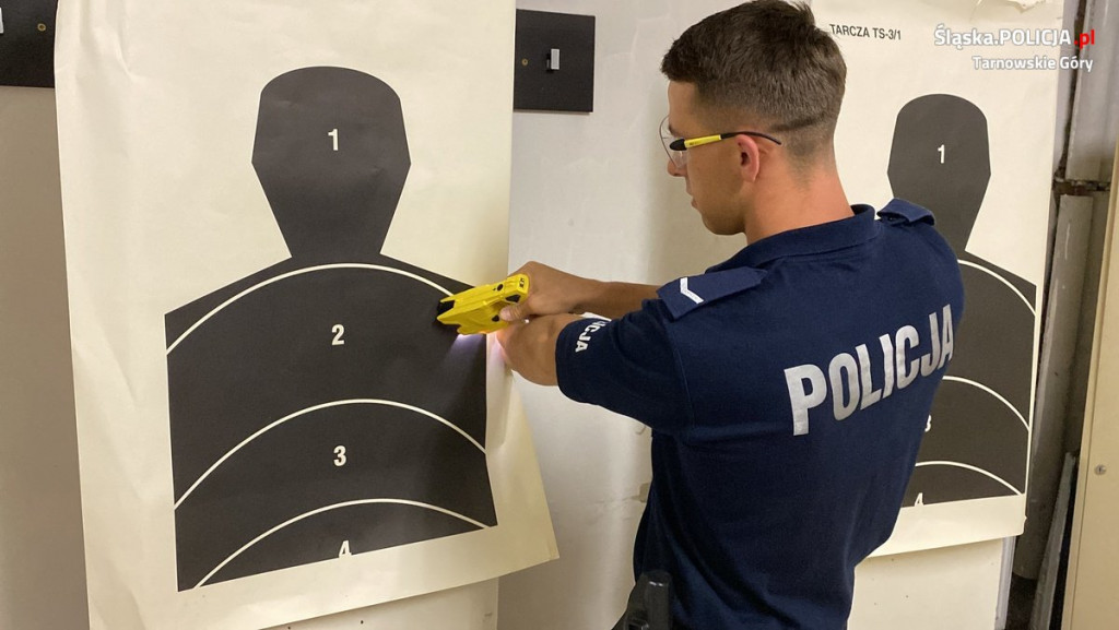 Policjanci po szkoleniu. Mogą używać paralizatorów