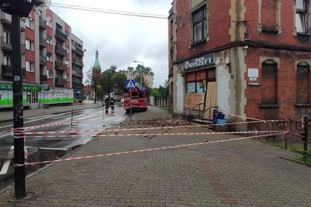 Z elewacji budynku na chodnik spadły cegły