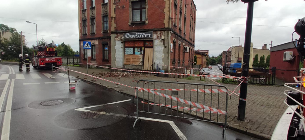Z elewacji budynku na chodnik spadły cegły