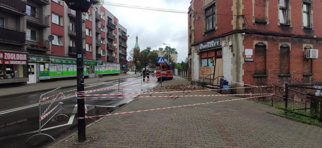 Z elewacji budynku na chodnik spadły cegły
