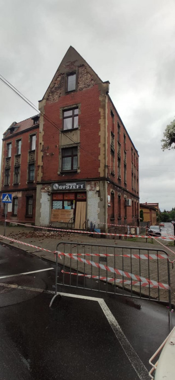 Z elewacji budynku na chodnik spadły cegły