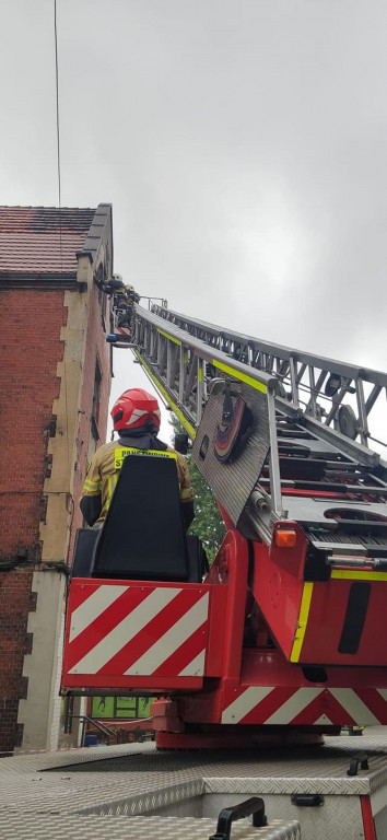 Z elewacji budynku na chodnik spadły cegły