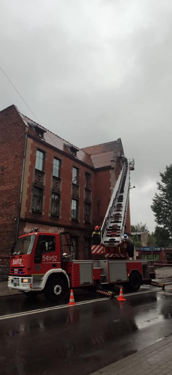 Z elewacji budynku na chodnik spadły cegły