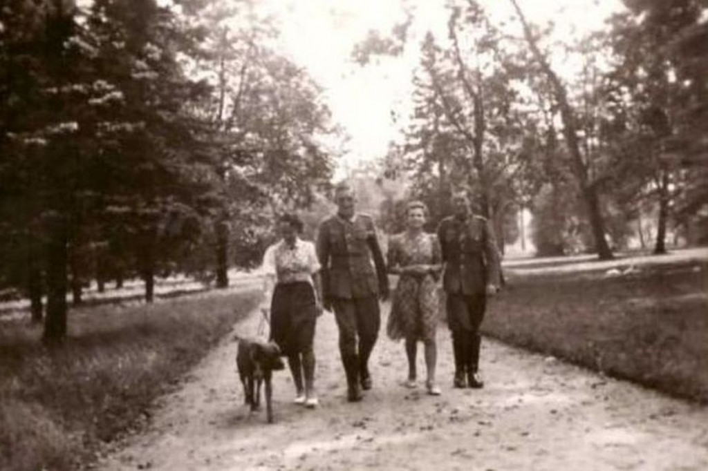 Goście w parku Donnersmarcków w Świerklańcu