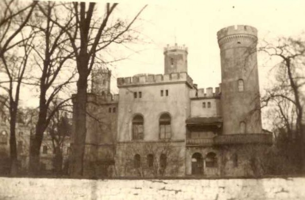 Goście w parku Donnersmarcków w Świerklańcu