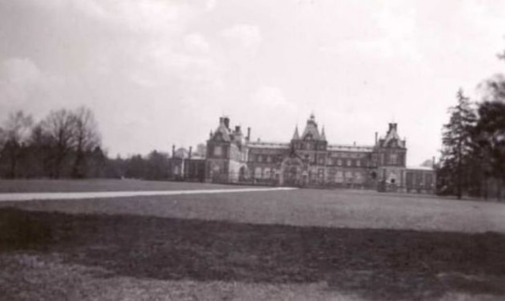 Goście w parku Donnersmarcków w Świerklańcu