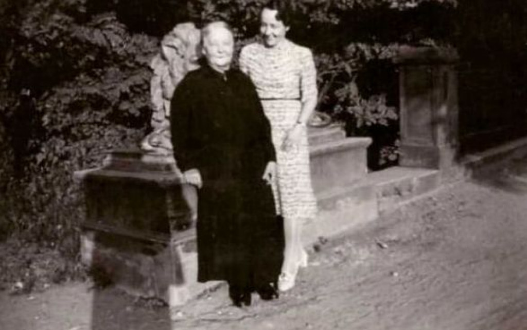 Goście w parku Donnersmarcków w Świerklańcu