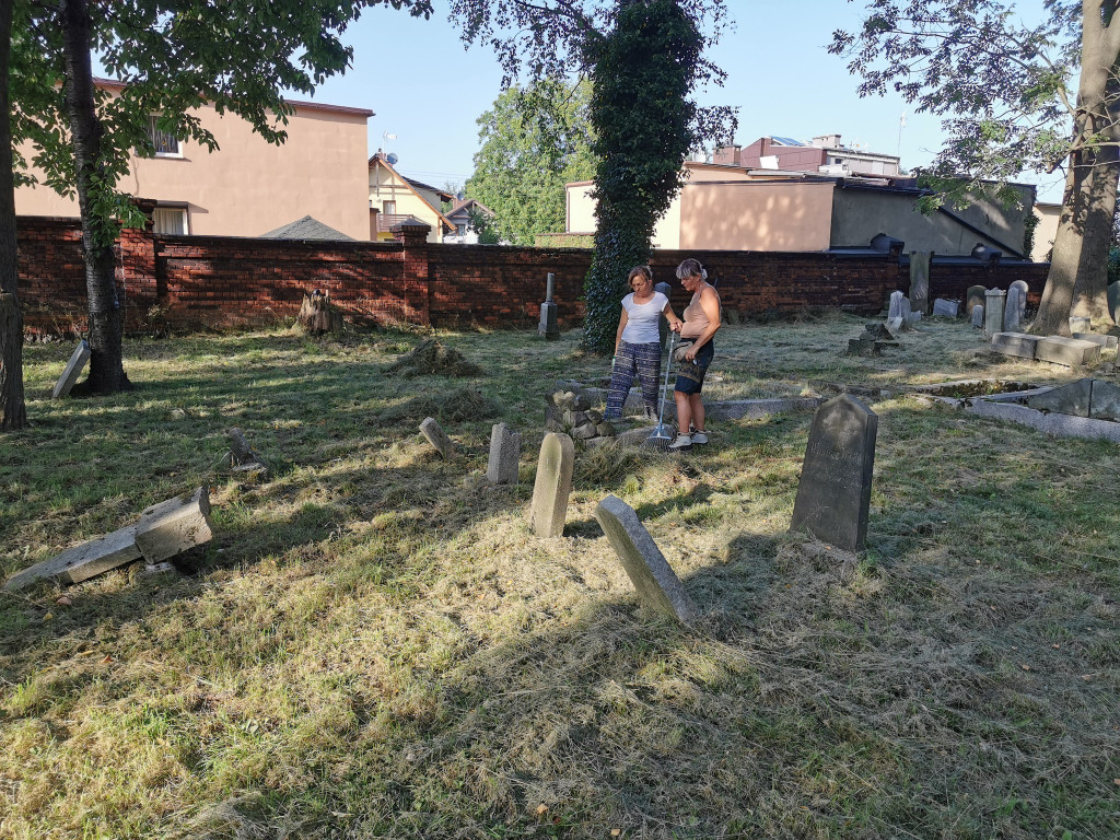 Sprzątali cmentarz żydowski i dom przedpogrzebowy