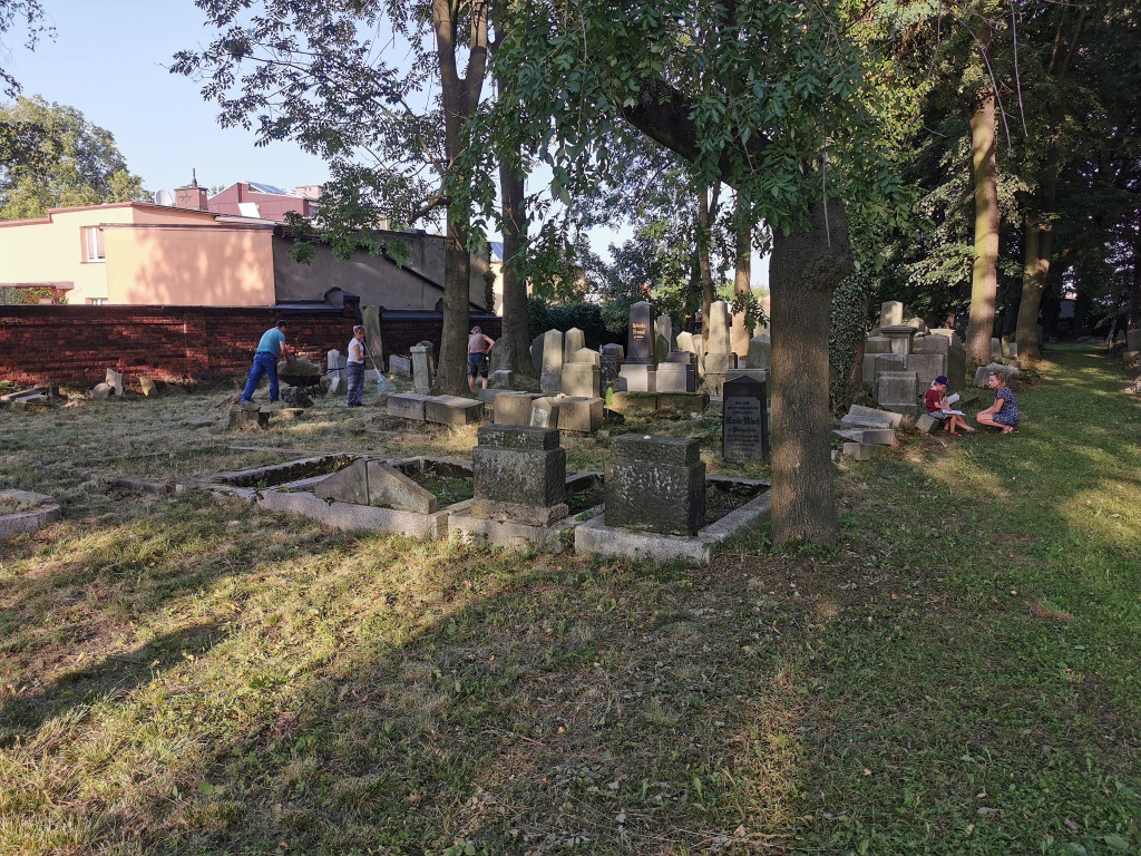 Sprzątali cmentarz żydowski i dom przedpogrzebowy