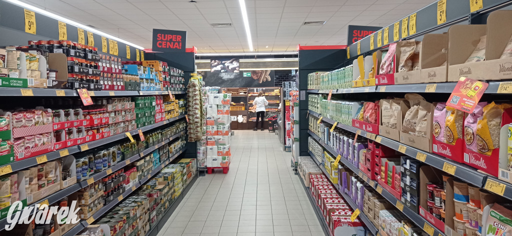 Biedronka na ul. Janasa po liftingu