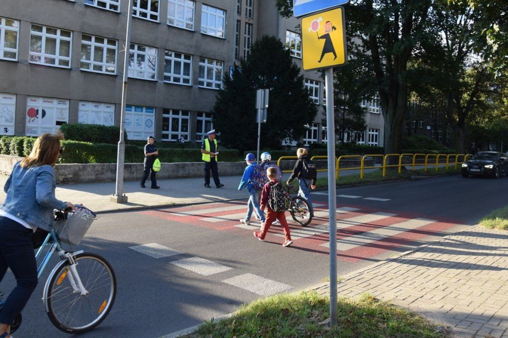 Akcja policji przy Szkole Podstawowej nr 3