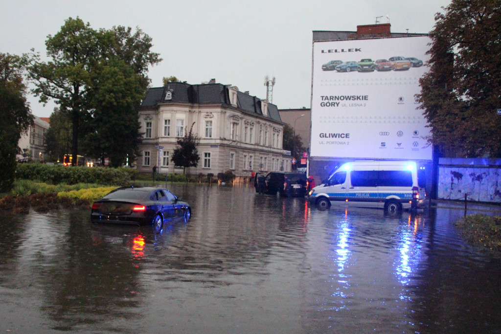 Zalane i zablokowane rondo Ranoszka