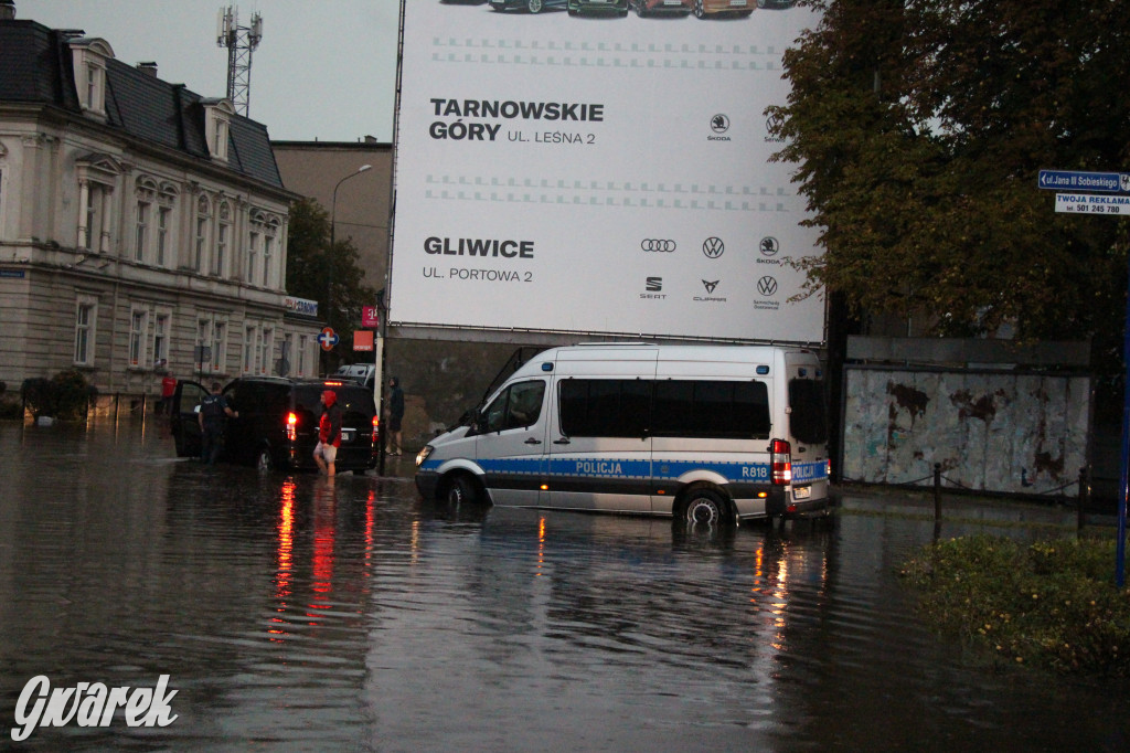 Zalane i zablokowane rondo Ranoszka