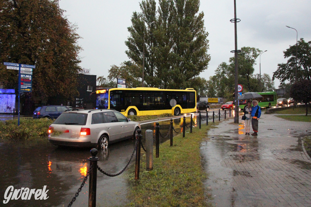 Zalane i zablokowane rondo Ranoszka