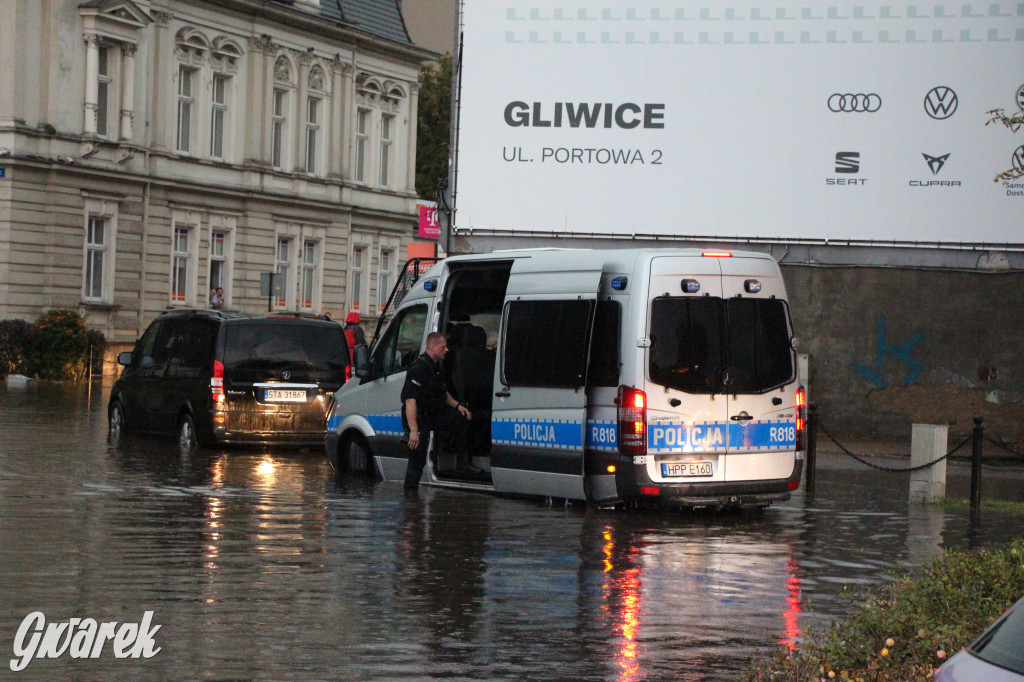 Zalane i zablokowane rondo Ranoszka