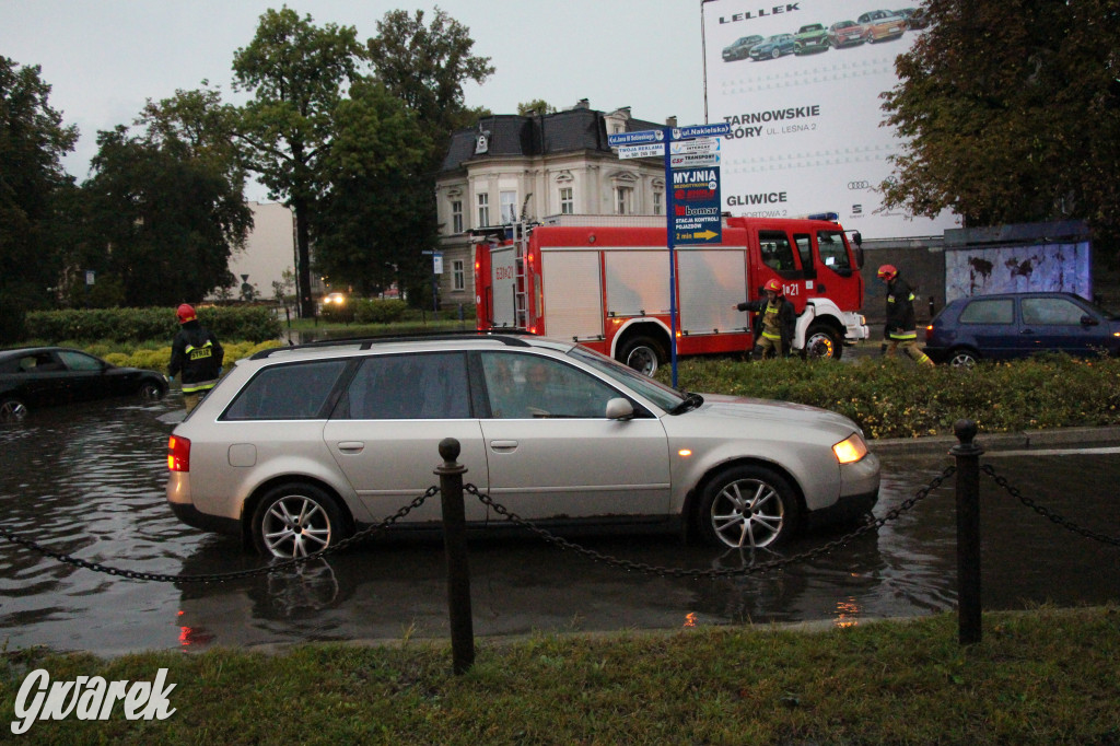 Zalane i zablokowane rondo Ranoszka