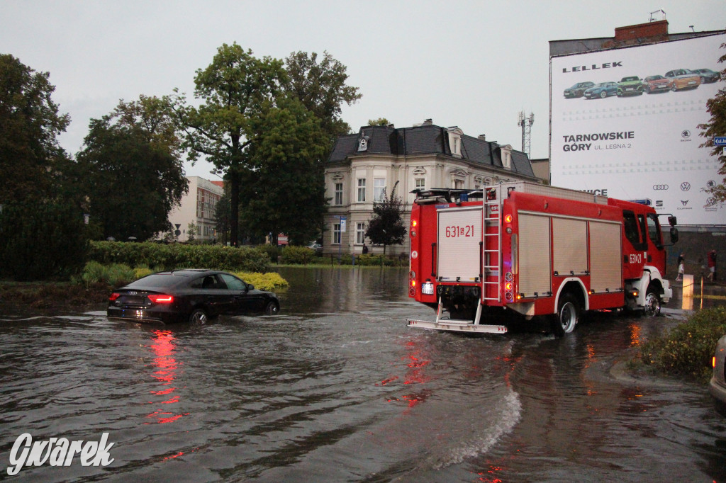 Zalane i zablokowane rondo Ranoszka