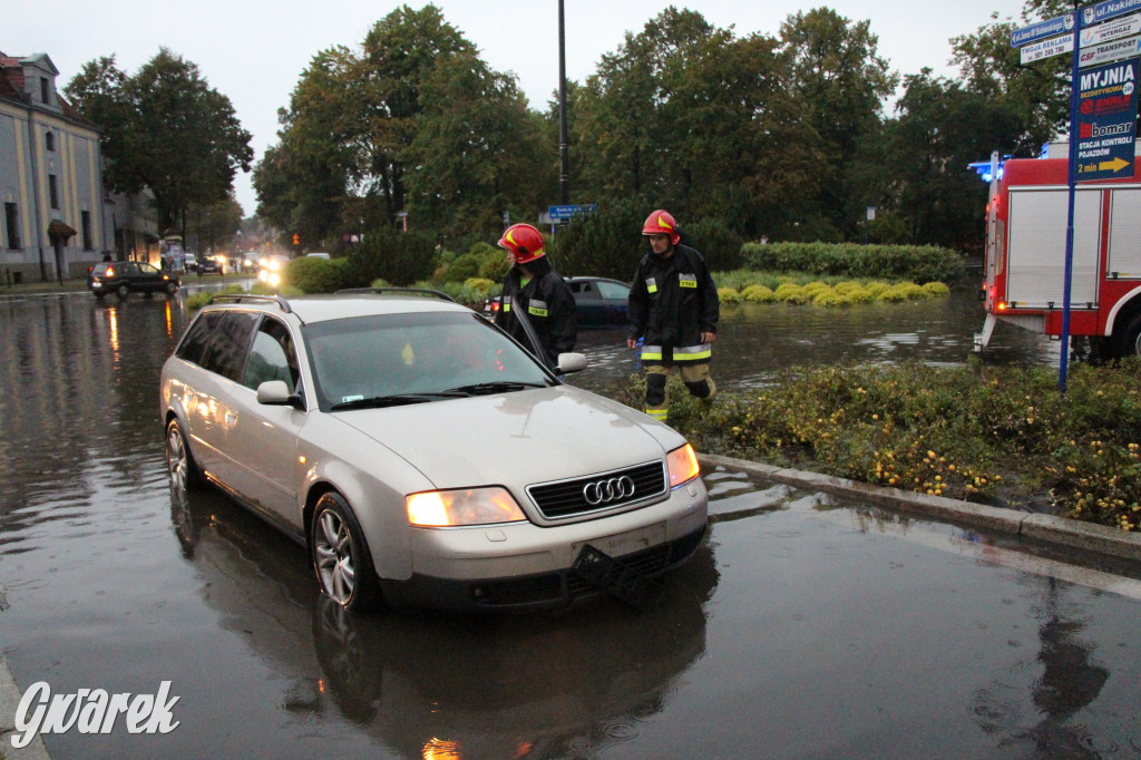 Zalane i zablokowane rondo Ranoszka