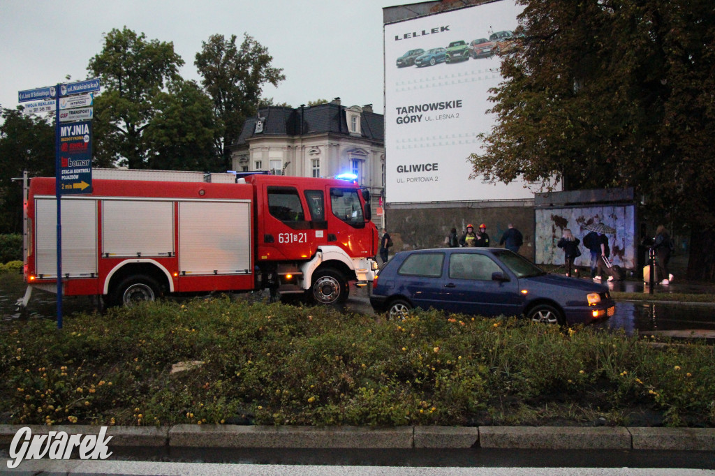 Zalane i zablokowane rondo Ranoszka