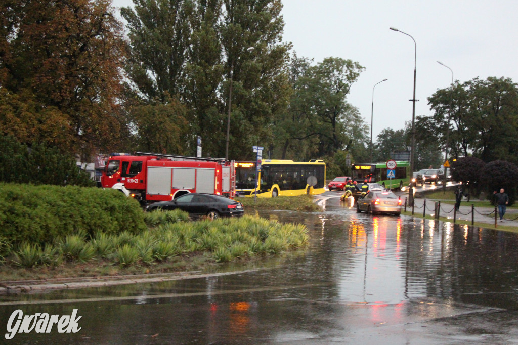 Zalane i zablokowane rondo Ranoszka