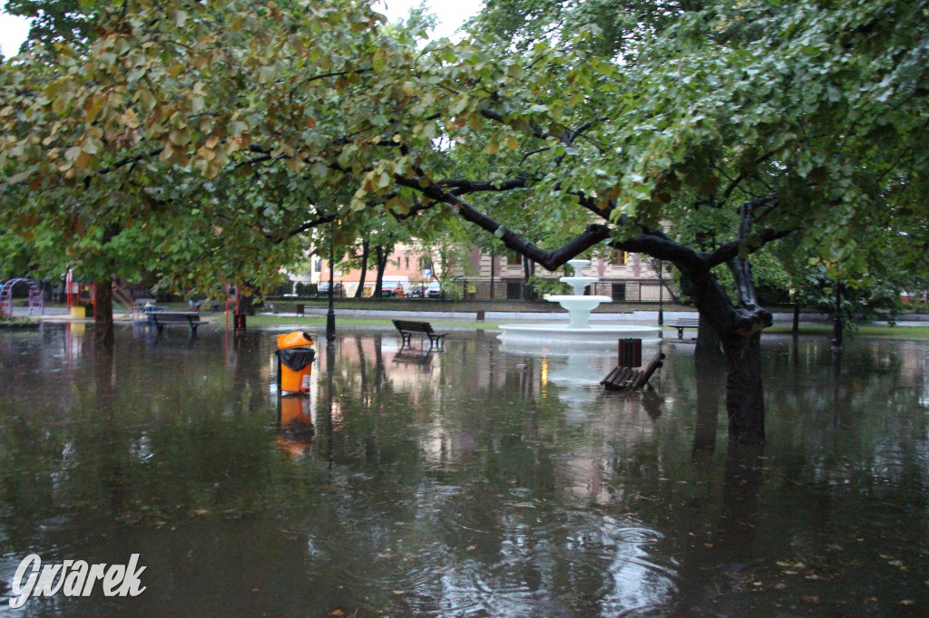 Zalane i zablokowane rondo Ranoszka