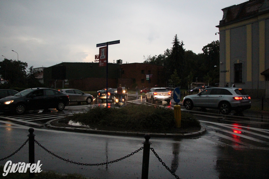 Zalane i zablokowane rondo Ranoszka