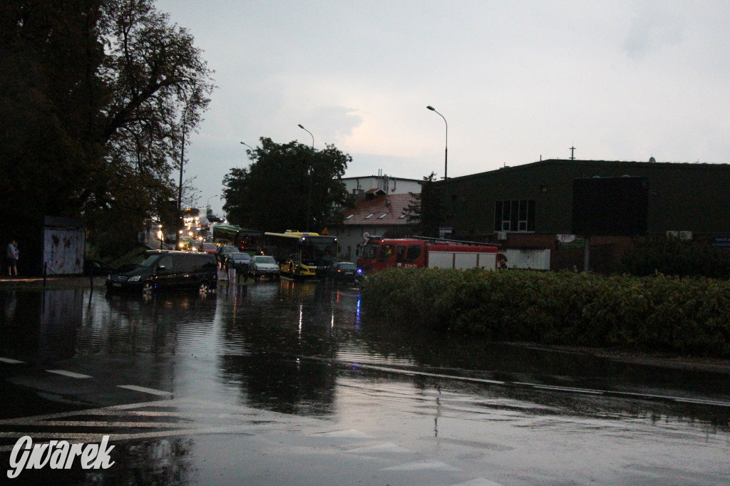 Zalane i zablokowane rondo Ranoszka