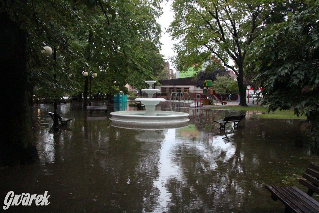 Zalane i zablokowane rondo Ranoszka