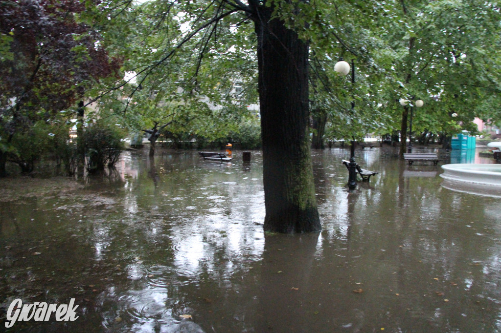 Zalane i zablokowane rondo Ranoszka