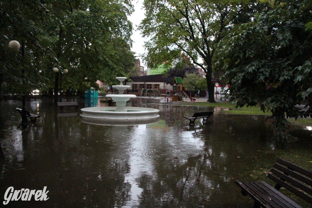 Zalane i zablokowane rondo Ranoszka