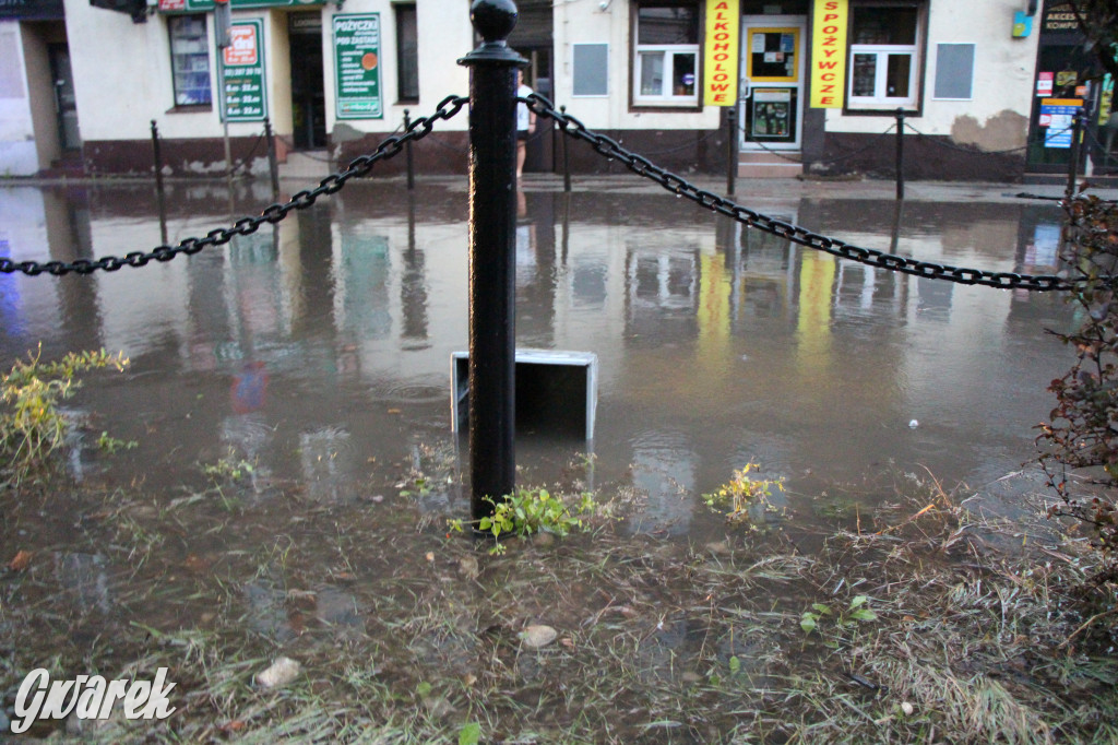 Zalane i zablokowane rondo Ranoszka