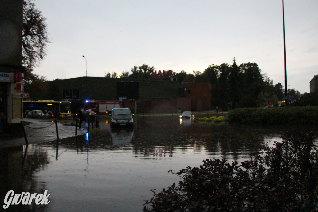Zalane i zablokowane rondo Ranoszka