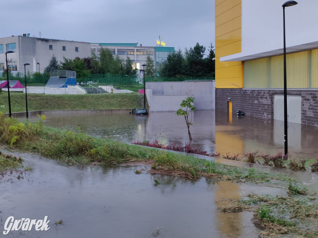 Zalane i zablokowane rondo Ranoszka