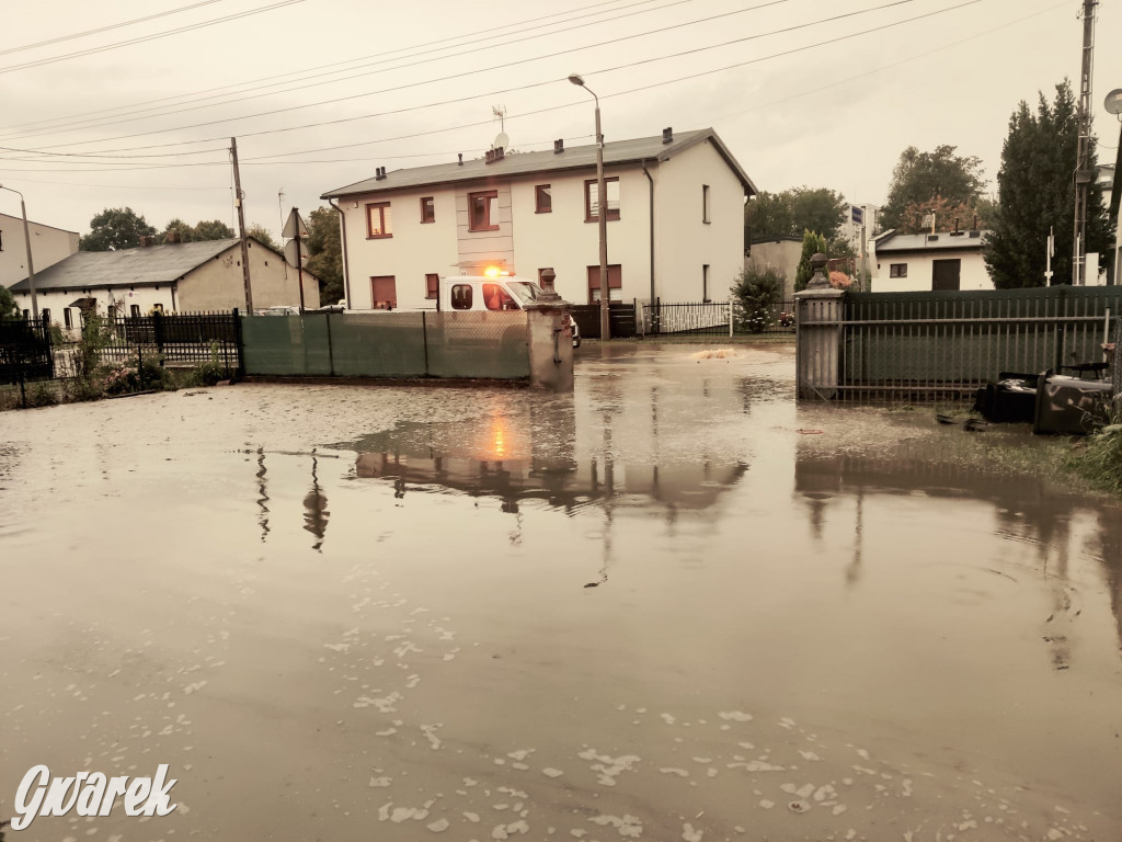 Zalane i zablokowane rondo Ranoszka