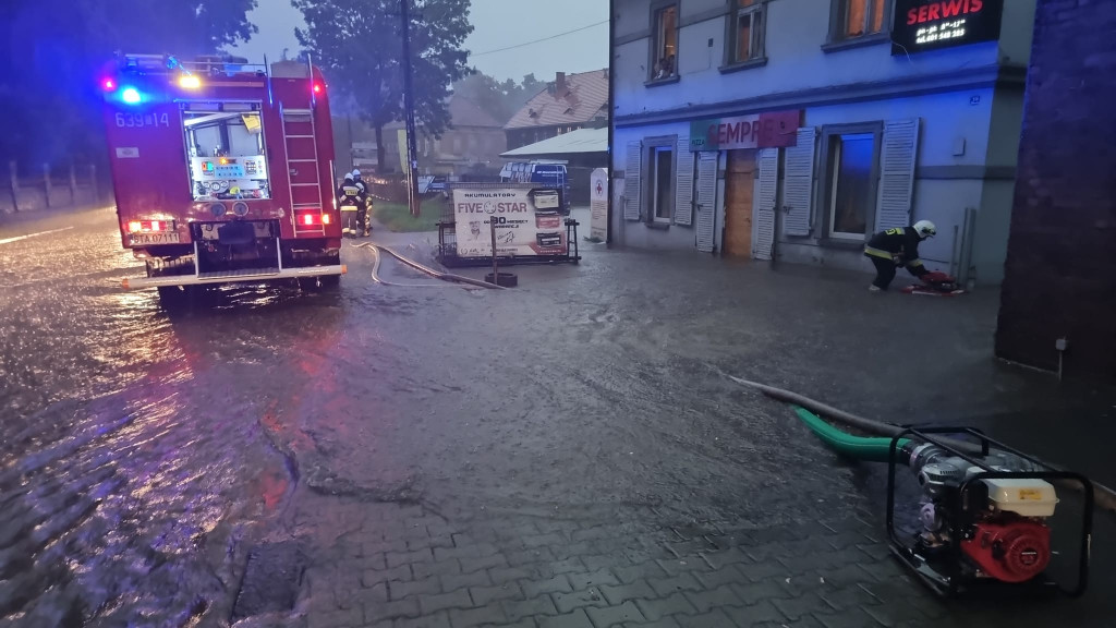 Rekordowa powódź, zamknięta hala sportowa