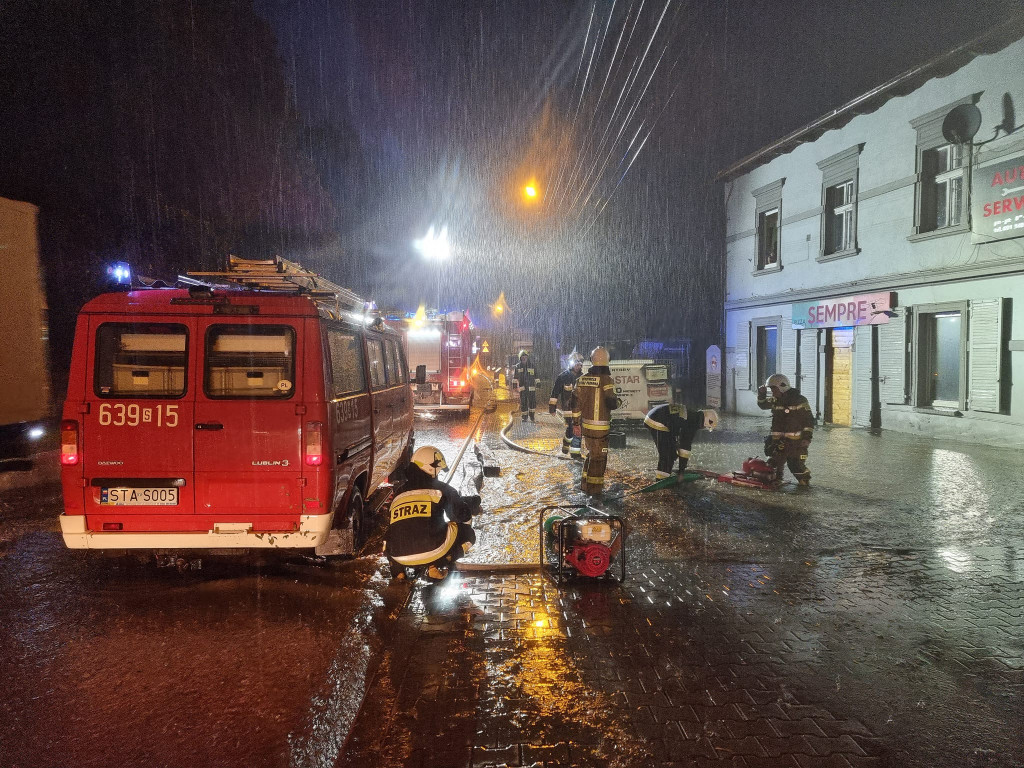 Rekordowa powódź, zamknięta hala sportowa