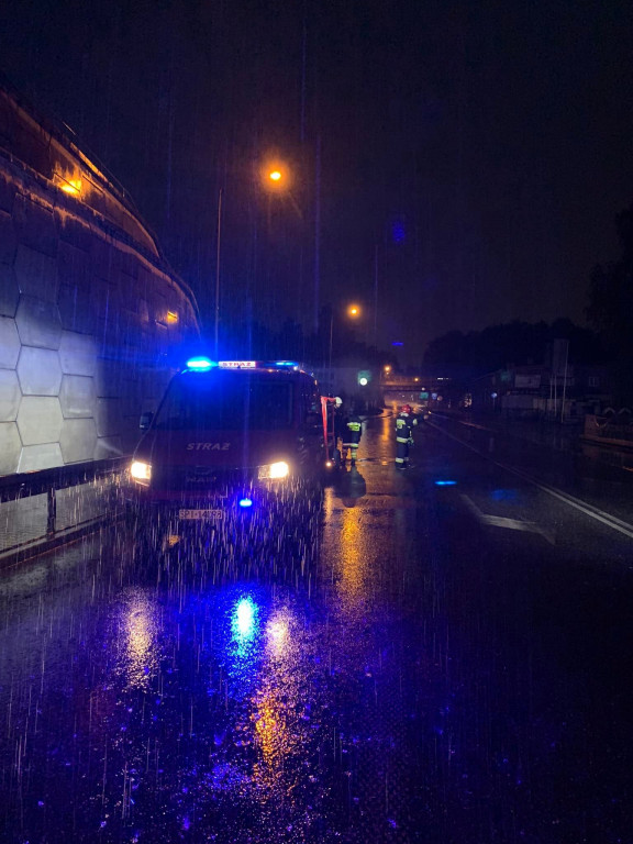 Rekordowa powódź, zamknięta hala sportowa