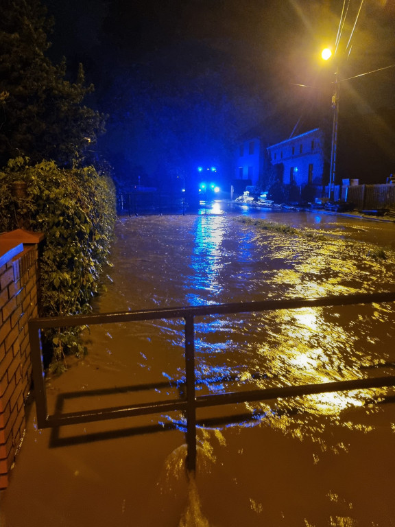 Rekordowa powódź, zamknięta hala sportowa