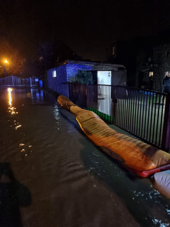Rekordowa powódź, zamknięta hala sportowa